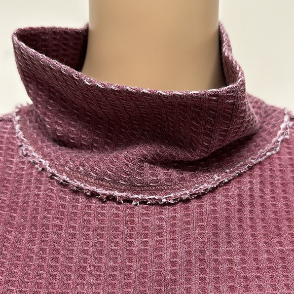 True Craft Mock Turtleneck Waffle Top with Raw Edged Trim in Maroon Size M - Picture 2 of 10